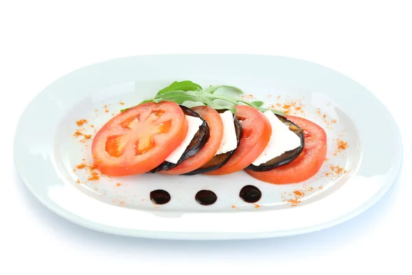 Salada de berinjela com tomate e queijo feta, isolada em branco — Fotografia de Stock