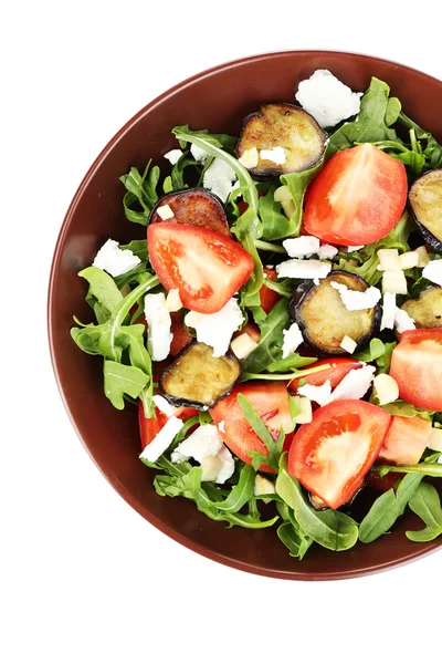 Aubergine salade met tomaten, rucola en feta kaas, geïsoleerde op wit — Stockfoto