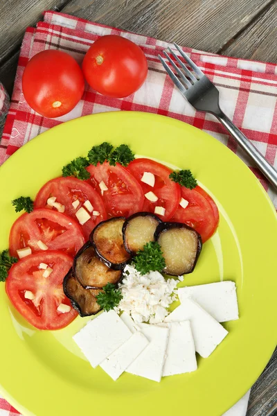 Äggplanta sallad med tomater och fetaost, på Servett, på trä bakgrund — Stockfoto