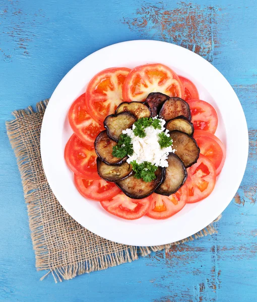 Ensalada de berenjena con tomates y queso feta, sobre fondo de madera —  Fotos de Stock