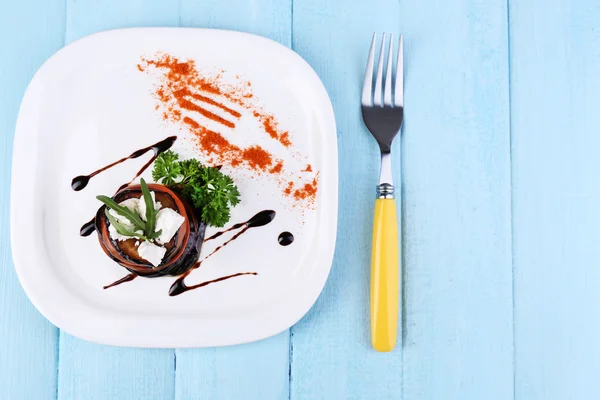 Ensalada de berenjena con tomate y queso feta en plato, sobre fondo de madera —  Fotos de Stock