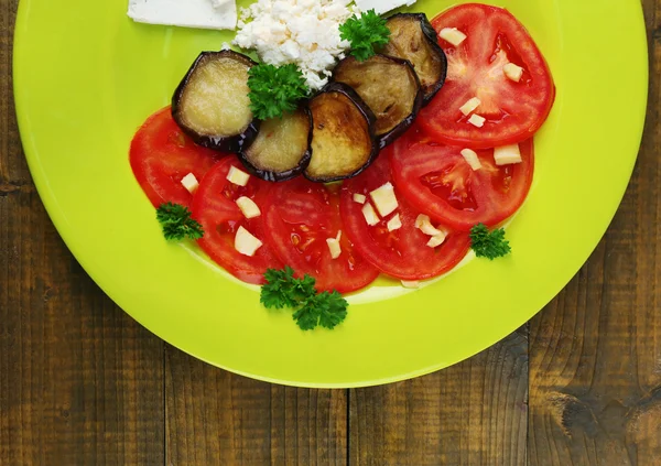 茄子沙拉西红柿和奶酪，木质的背景 — 图库照片