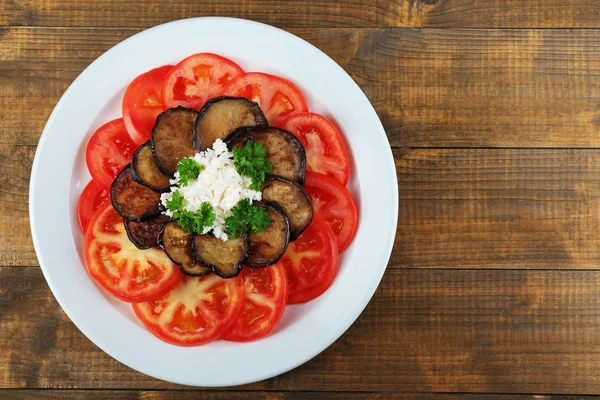 Яичный салат с помидорами и сыром фета, на деревянном фоне — стоковое фото