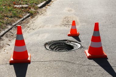 Trafik konileri yolda