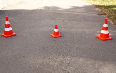 Trafik konileri yolda