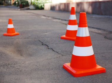 Trafik konileri yolda