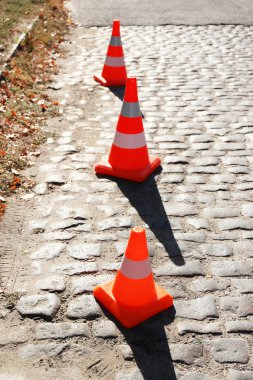 Trafik konileri yolda