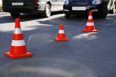 Trafik konileri yolda