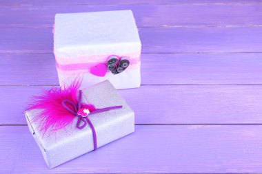 iki kutu ahşap zemin üzerinde hediye