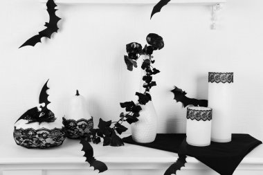 Mum siyah dantel ve beyaz kabak