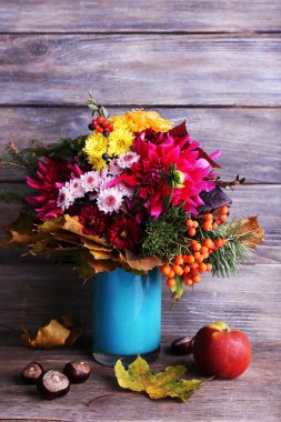 Mavi vazoda çiçek buketi