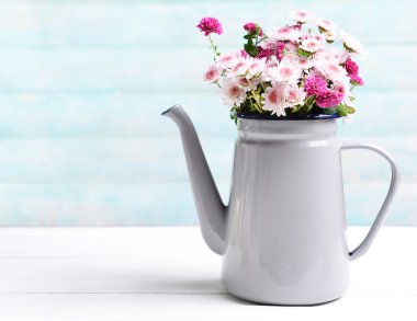 Sürahi içinde güzel çiçekler