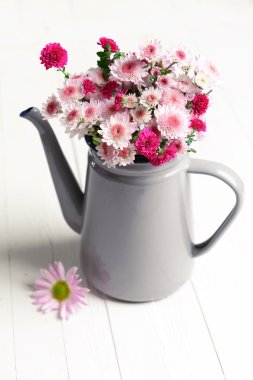 Sürahi içinde güzel çiçekler