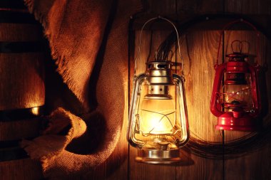 Kancaya asılı fener