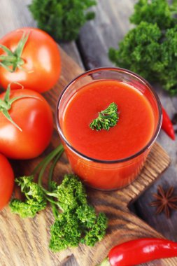 Bardakta domates suyu