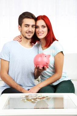 Sevgi dolu çift kanepe oturma