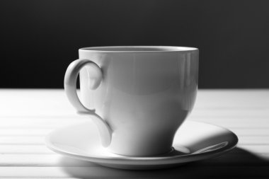 Tahta masada bir fincan kahve.