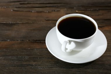 Tahta masada bir fincan kahve.