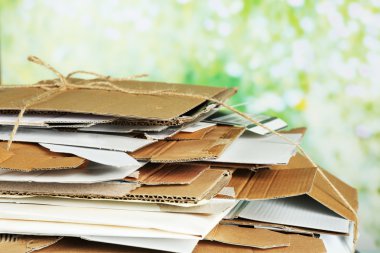 Bir yığın kağıt.