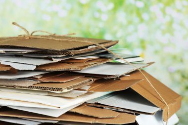 Bir yığın kağıt.