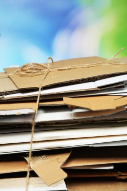 Bir yığın kağıt.