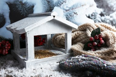 Beyaz el yapımı kuş yuvası