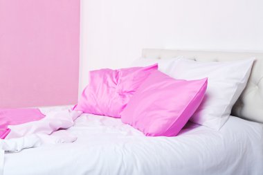 Pembe yatak çarşafları yatakta