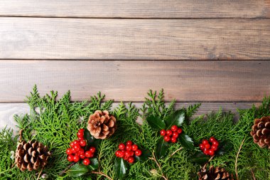 Güzel Noel sınırdan köknar ve ökseotu ahşap arka plan üzerinde