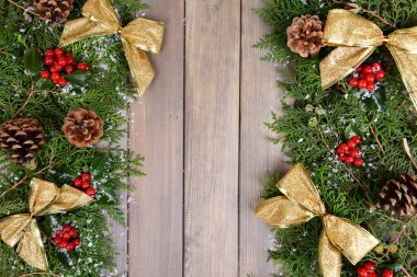 Güzel Noel sınırdan köknar ve ökseotu ahşap arka plan üzerinde