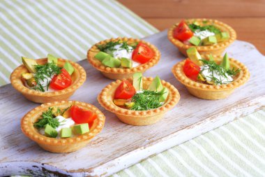 Tartlets yeşil ve sebze ile