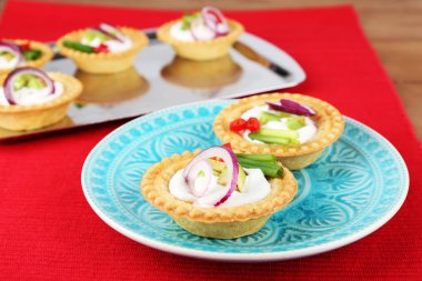 Tartlets yeşil ve sebze ile
