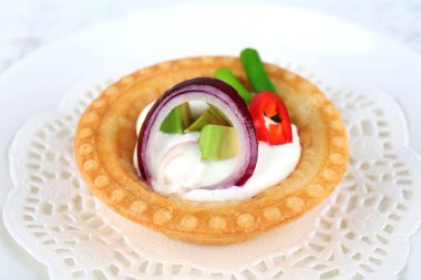 Tartı Yeşiller ve sebze ile