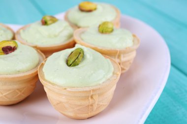 Tartlets yeşil ve sos ile