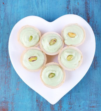 Tartlets yeşil ve sos ile