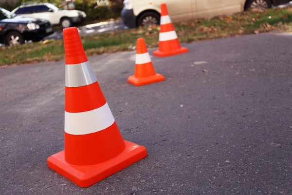 Trafikkjegler på vei – stockfoto