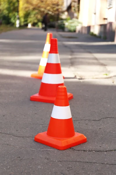 Trafikkjegler på vei – stockfoto