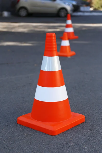 Trafikkjegler på vei – stockfoto