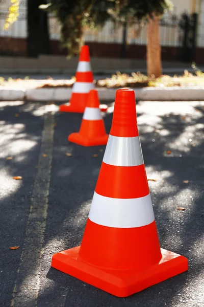 Verkehrskegel auf Straße — Stockfoto