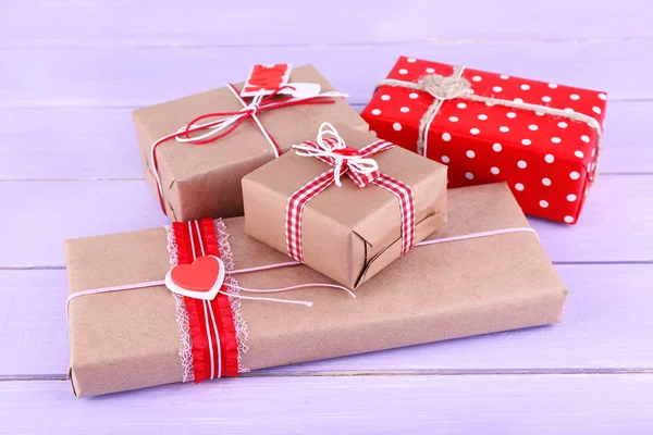 Cuatro cajas de regalo sobre fondo de madera —  Fotos de Stock