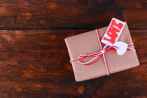 Caja de regalo sobre fondo de madera —  Fotos de Stock