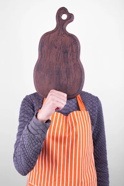 Herd hält Schneidebrett auf hellem Hintergrund — Stockfoto