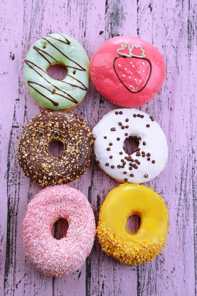 Deliciosos donuts com esmalte — Fotografia de Stock