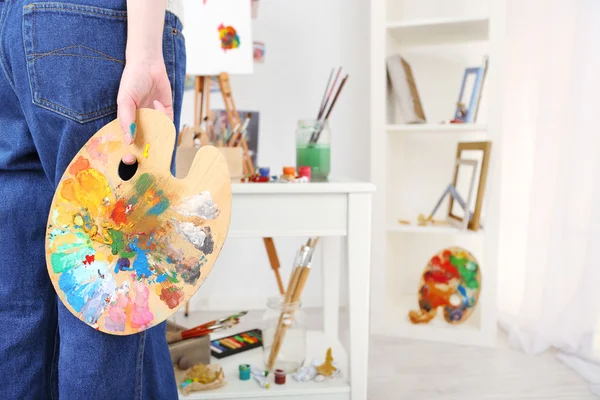 Artist holding palette — Stock Photo, Image