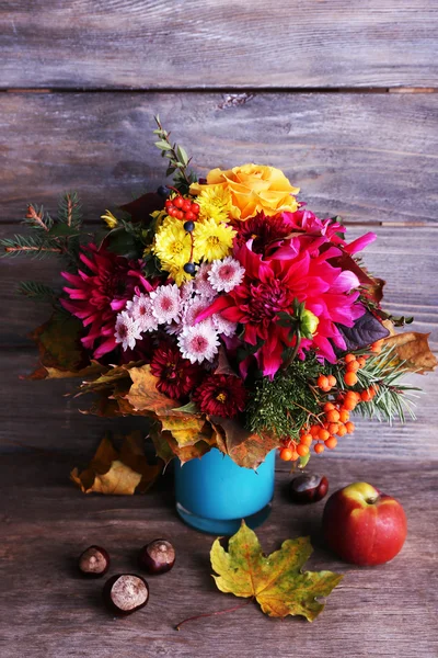 Buquê de flores em vaso azul — Fotografia de Stock