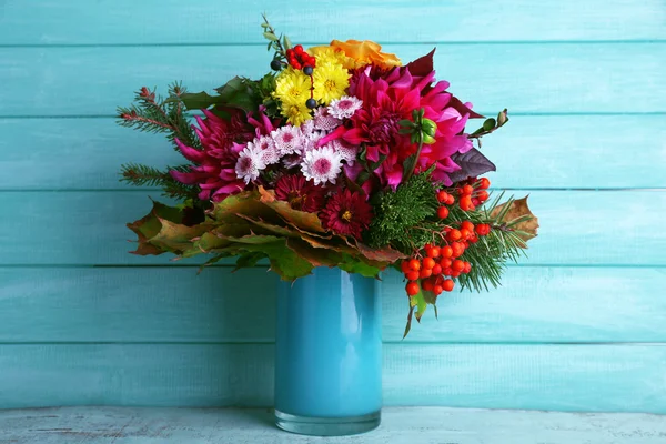 Buquê de flores em vaso azul — Fotografia de Stock