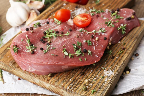 Syrový hovězí steak — Stock fotografie