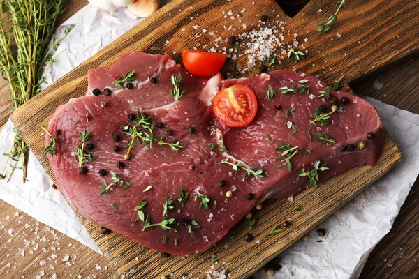 Raw beef steak — Stock Photo, Image