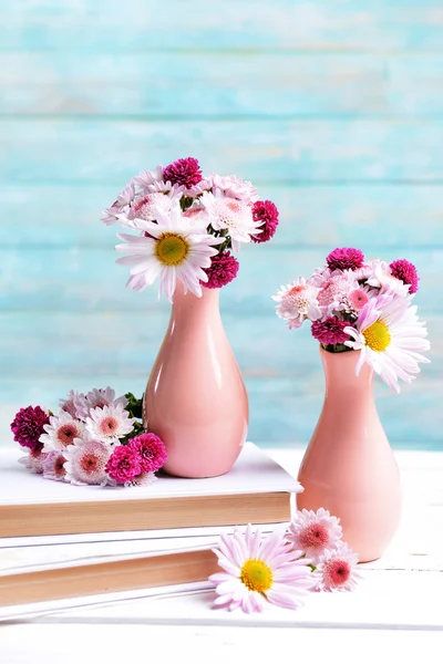 Hermosas flores en floreros fotos de stock, imágenes de Hermosas flores en  floreros sin royalties | Depositphotos