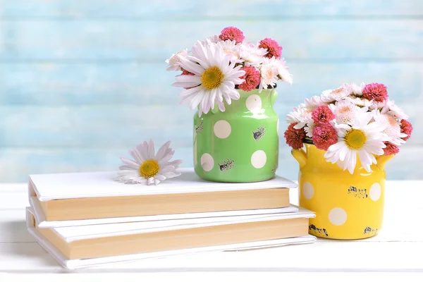 Hermosas flores en latas — Foto de Stock