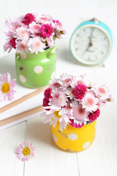 Hermosas flores en latas —  Fotos de Stock